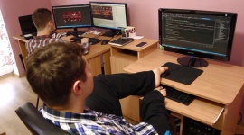 Zaprogramował grę stopami. Razem z przyjacielem liczą na wsparcie internautów LIFESTYLE, IT i technologie - Maksymilian Strzelecki urodził się bez rąk. Jego największym marzeniem było tworzenie gier komputerowych. Swoją najnowszą grę „Warlocks”, zaprogramował stopami. O pomoc w realizacji swojego marzenia poprosił internautów.