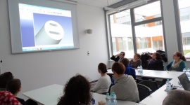 Białostoccy nauczyciele w laboratorium druku 3D LIFESTYLE, IT i technologie - Tajemnice technologii druku przestrzennego poznawali białostoccy nauczyciele w laboratorium Białostockiego Parku Naukowo-Technologicznego. To pierwsza taka edukacyjna prezentacja. Z kolejnych skorzystają także uczniowie.