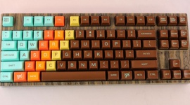 Klawiatura mechaniczna w stylu lat 70 – nawet Ty możesz ją mieć LIFESTYLE, IT i technologie - Szalony rok 1976 . Woźniak i Jobs konstruują swój pierwszy, nieco koślawy Apple I, a Zilog wypuszcza jeden z najpopularniejszych mikroprocesorów - Z80. W garażach grają The Clash i The Cure, w wielką trasę koncertową wyrusza Bob Dylan. Fromm pisze „Mieć czy być”...