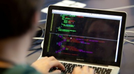 Nauka programowania w internecie – porady dla samouków LIFESTYLE, IT i technologie - Internet pełen jest darmowych i płatnych materiałów do nauki programowania o wysokiej jakości, na wszystkich poziomach zaawansowania. W niniejszym tekście wskażemy te najpopularniejsze, zarówno w języku polskim, jak i angielskim