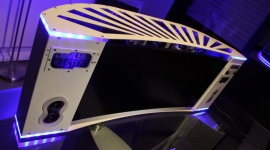 Nowatorski komputer czy dzieło sztuki użytkowej? LIFESTYLE, IT i technologie - Jednym z najciekawszych, wpasowujących się we współczesny tryb życia trendów jest minimalizm. W taki nurt idealnie wpasowuje się Case Mod Tri-MAX Mike’a Petereyns’a, w którym twórca postanowił połączyć trzy urządzenia w jeden system.