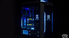 Mod ze snów LIFESTYLE, IT i technologie - Internet jest przesycony wieloma dziwnymi, czasami ocierającymi się o granice kiczu przeróbek pecetów. Modder Kasumi200 postawił jednak na bardzo prosty pomysł, dzięki czemu to właśnie jego komputer wygląda jak cudo ze snów każdego „geeka”.