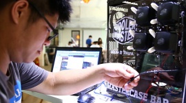 Domowy barman z MasterCase LIFESTYLE, IT i technologie - Co można zrobić mając odrobinę wyobraźni, drukarkę 3D i dużą obudowę komputerową? Domowego barmana-robota!