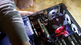 Cooler Master prezentuje najnowszą serię „Maker” LIFESTYLE, IT i technologie - Samo złożenie PC-eta z wybranych przez siebie części jeszcze nie czyni z niego jedynego w swoim rodzaju. By osiągnąć taki efekt, potrzebne są głębsze zmiany i niemal pełna swoboda działań. Taką wolność, za pośrednictwem serii „Maker”, zamierza dać użytkownikom Cooler Master.