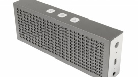 JAM Titanium: imprezuj bez ograniczeń LIFESTYLE, IT i technologie - Korzystanie z mobilnych głośników nie oznacza, iż jest się skazanym na balangę przy słabo wybrzmiewających dźwiękach. Dowieść tego stara się firma JAM, wprowadzając na rynek nowy model Titanium.