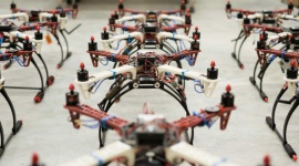 Fakty i mity o dronach LIFESTYLE, IT i technologie - W Polsce przeżywamy boom na drony. smartfony. Eksperci uważają, że już za kilka lat będą tak popularne, jak smartfony. Jednak mimo ich rosnącej popularności nadal niewiele o nich wiemy.