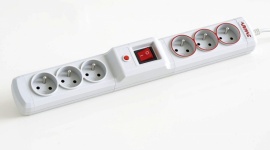 Oszczędzaj prąd z listwą zabezpieczającą LIFESTYLE, IT i technologie - Ilość sprzętu elektronicznego w gospodarstwach domowych z roku na rok wzrasta. Część z nich nie wymaga stałego poboru prądu a mimo to tkwią podłączone do gniazd zasilających. By ograniczyć pobór prądu i zabezpieczyć domowe AGD, Armac wprowadził na rynek listwę Multi M3+3.