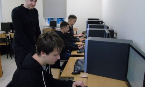 Programowania uczą się poza lekcjami. Skutecznie