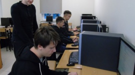 Programowania uczą się poza lekcjami. Skutecznie LIFESTYLE, IT i technologie - Po roku licealiści sami tworzą programy komputerowe, a najlepsi mają wiedzę z poziomu drugiego roku studiów informatycznych. Takie są efekty pozalekcyjnych zajęć z programowania w I SLO w Białymstoku.