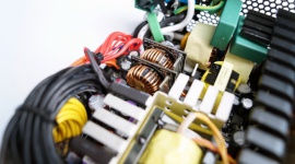 Jak wybrać właściwy zasilacz do komputera? LIFESTYLE, IT i technologie - Bez zasilacza nawet najlepszy komputer jest tylko nic nie wartym złomem. Jednak wybór właściwej jednostki zasilającej nie jest taki prosty. Na co użytkownik powinien zwracać uwagę w pierwszej kolejności?