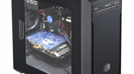 Mała obudowa dla potężnych podzespołów LIFESTYLE, IT i technologie - Wielu użytkowników ceni sobie postępującą miniaturyzację w branży elektronicznej i przy zakupie sprzętu kieruje spojrzenie w stronę urządzeń nie zabierających dużej ilości przestrzeni. Zasada ta tyczy się także obudów do komputera, takich jak MasterBox3 Lite od Cooler Mastera.