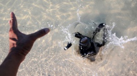 Woda to nie przeszkoda? Zalane gadżety można odratować LIFESTYLE, IT i technologie - Zawartość szklanki wylądowała na smartfonie, GPS nie zniósł ulewy, a latarka zanurkowała w strumieniu. Wakacje sprzyjają takim wypadkom. Podpowiadamy, jak ratować zalaną elektronikę.