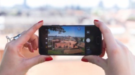 W smartfonowym starciu płci prym wiodą… kobiety! LIFESTYLE, IT i technologie - To, że mężczyźni kochają technologię i gadżety wiemy chyba wszyscy. Zegarki, tablety, samochody, smartfony, bezprzewodowe ładowarki i gogle VR – wydawać by się mogło, że to ich konik. Jednak jak się okazuje, w miłości do nowinek bardziej niż głową kierują się oni sercem.