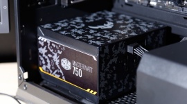 CES 2018: nowe zasilacze od Cooler Mastera LIFESTYLE, IT i technologie - Targi CES 2018 obfitowały w premiery sprzętu. Na tle innych producentów wyróżniał się zwłaszcza Cooler Master, który pokazał naprawdę sporo nowości, w tym zasilacze MasterWatt V i odświeżoną wersję MasterWatt Maker z Cooler Master Connect v2.0.