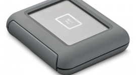 LaCie® DJI Copilot – dysk do zadań specjalnych w terenie LIFESTYLE, IT i technologie - Najnowszy dysk zewnętrzny marki LaCie daje twórcom więcej czasu na kreatywną pracę w terenie, rejestrowanie filmów i zdjęć przy użyciu dronów, kamer i aparatów, ograniczając czas spędzany przy biurku na przeglądaniu i porządkowaniu zarejestrowanego materiału.