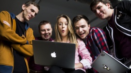 Od zera do kodera. Czy zawodu programisty możesz nauczyć się sam? LIFESTYLE, IT i technologie - Na rynku IT brakuje specjalistów. Programista najbardziej pożądanym zawodem świata! Informatycy zarabiają kosmiczne sumy – te i inne hasła zachęcają do przekwalifikowania się i nauki kodowania, by podjąć pracę w branży IT.