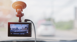 Kamery samochodowe zwiększają bezpieczeństwo podróży LIFESTYLE, IT i technologie - • 40 procent użytkowników samochodów w Polsce ma już dashcam w swoim pojeździe i tylko 16 procent tych, którzy nie mają jeszcze kamery, wyklucza jej zainstalowanie w ciągu następnego roku