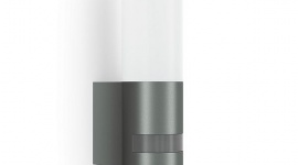 Oprawa, która działa, jak kamera i domofon LIFESTYLE, IT i technologie - Patrzy, świeci, alarmuje, pozwala zobaczyć i usłyszeć, co się dzieje przed domem - takie wsparcie warto mieć. Oprawa LED 14,3 W z kamerą Steinel CAM light to niezwykły strażnik: umożliwia kontrolowanie wszystkiego, co się dzieje przy drzwiach wejściowych.