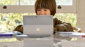 Surface Go 2 trafia do sprzedaży LIFESTYLE, IT i technologie - Nowe urządzenie z linii Microsoft Surface, Surface Go 2 jest już dostępne w sprzedaży. Urządzenie 2w1 charakteryzuje smukła, lekka i mobilna konstrukcja. W zależności od wariantu, cena Surface Go 2 zaczyna się od 2199 zł.