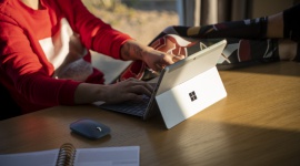 Wygodna technologia LIFESTYLE, IT i technologie - Jeśli brakuje Ci już pomysłów, jakie jeszcze wygodne pozycje w trakcie dłuższych sesji można przyjąć podczas korzystania z komputera, to mamy dla Ciebie kilka ciekawych propozycji, które sprawdzimy na podstawie Surface Go 2!