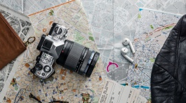 Nie tylko lekki i kompaktowy. Jaki aparat wybrać na wakacje? LIFESTYLE, IT i technologie - Niska waga i kompaktowy rozmiar to szczególnie ważne cechy aparatu, który warto zabrać na wakacje. Podpowiadamy, na co należy zwrócić uwagę, aby wybrać aparat, który sprawdzi się w trakcie podróży.