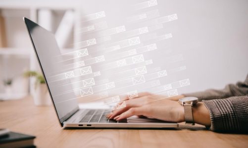 PR-50-lat-historii-e-maila_min 50 lat historii e-maila – od wiadomości „QWERTYUIOP” do głównego narzędzia cyberprzestępców